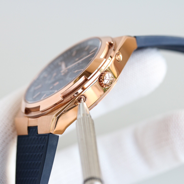 Vacheron Constantin Overseas Men's Perpetual Calendar with Luminescence - Image 6