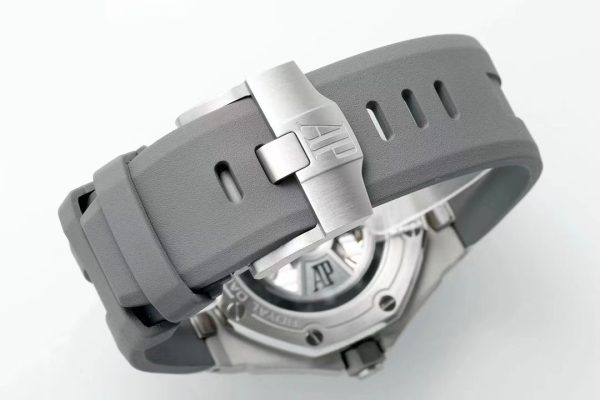 Audemars Piguet Royal Oak Offshore Men's Watch with Luminous Calendar - Image 7