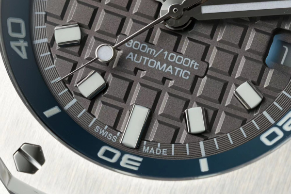 Audemars Piguet Royal Oak Offshore Men's Watch with Luminous Calendar - Image 5