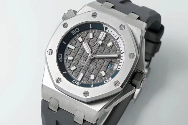 Audemars Piguet Royal Oak Offshore Men's Watch with Luminous Calendar - Image 3
