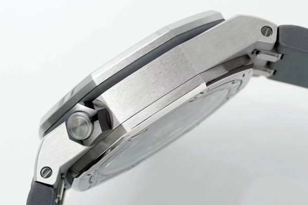 Audemars Piguet Royal Oak Offshore Men's Watch with Luminous Calendar - Image 8