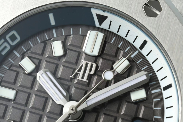 Audemars Piguet Royal Oak Offshore Men's Watch with Luminous Calendar - Image 6
