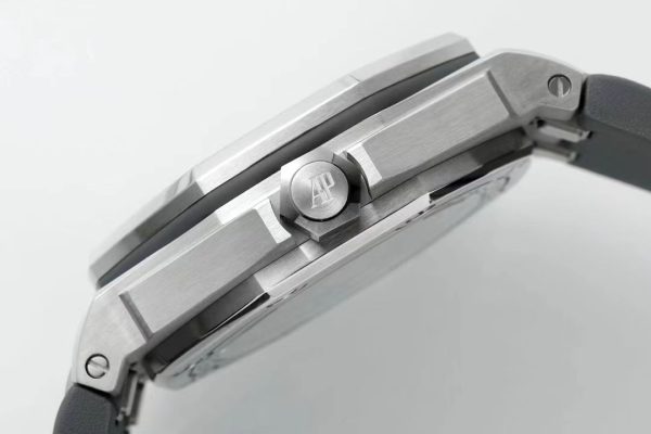 Audemars Piguet Royal Oak Offshore Men's Watch with Luminous Calendar - Image 9